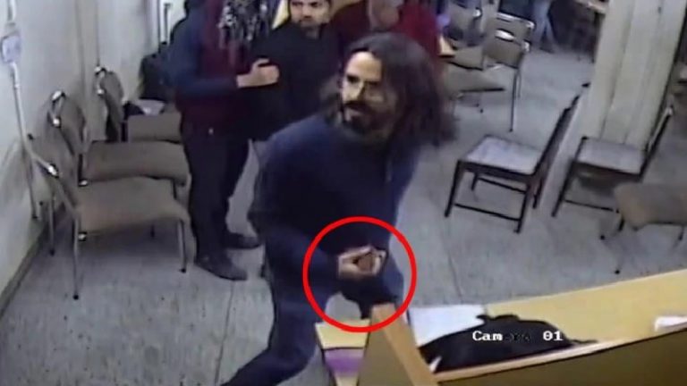 हाथ में पत्थर लेकर जामिया की लाइब्रेरी में कौन सी पढ़ाई करने जा रहे ‘छात्र’: नए Video से पलटी पूरी तस्वीर