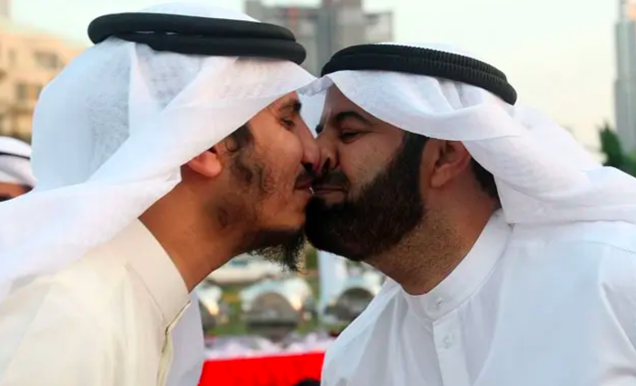 कोरोना का खौफ: UAE सरकार ने लगाया नाक से नाक सटाकर KISS करने पर प्रतिबंध