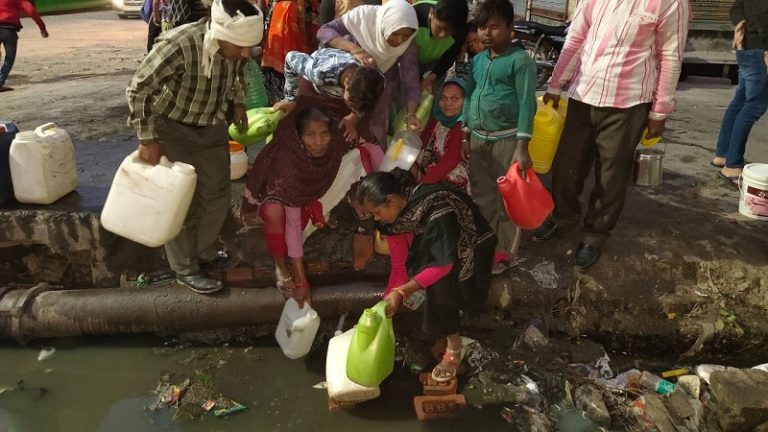 हिन्दू महिलाएँ दूर से आकर नाले में भरती हैं केजरीवाल का ‘फ्री पानी’, मुस्लिमों के लिए टंकी: ग्राउंड रिपोर्ट