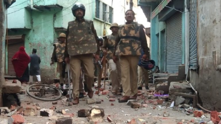 अलीगढ़: दंगाइयों ने पुलिसकर्मियों और मंदिरों पर किया पथराव, हिंदू समुदाय में रोष, कार्रवाई की माँग