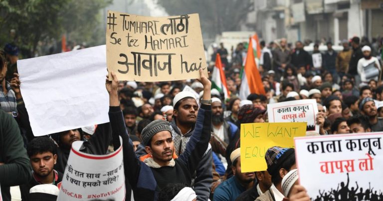 तुगलकाबाद में आमने-सामने आए CAA-NRC विरोधी और समर्थक, दिल्ली पुलिस ने बल प्रयोग कर खदेड़ा