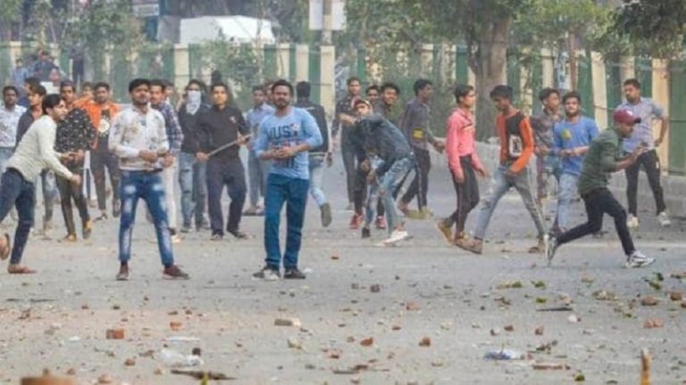 दिल्ली में CAA के विरोध में फिर हिंसा: करावल नगर में होटल फूँका, सीलमपुर-मौजपुर रोड बंद