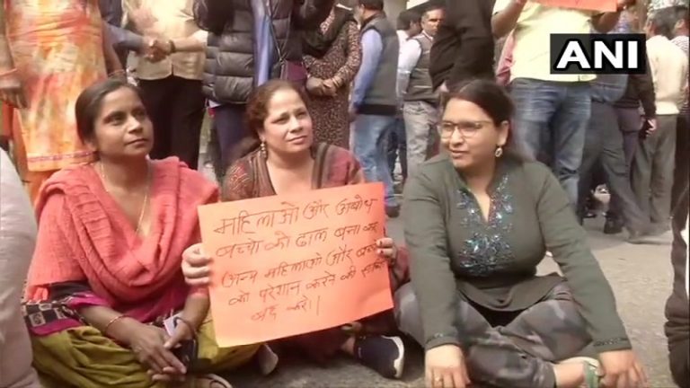 अब शाहीन बाग जाम से त्रस्त लोग भी उतरे सड़कों पर, बंद पड़ा रास्ता खुलवाने के लिए शुरू किया प्रदर्शन