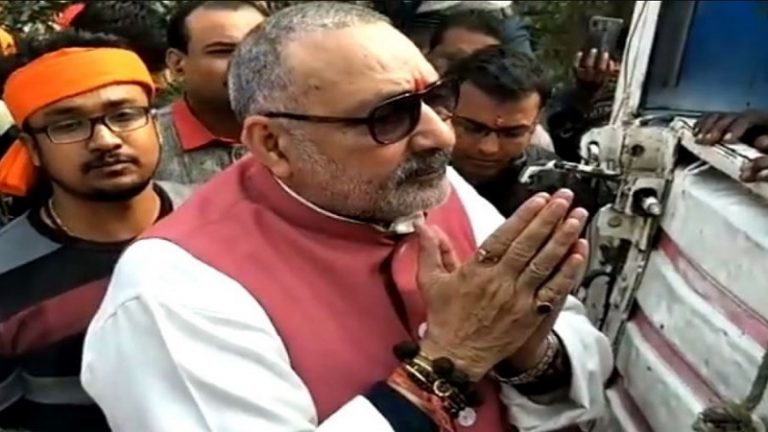 हिंदू रहीं महिला के शव को दफनाने जा रहा था ईसाई परिवार, गिरिराज सिंह ने हाथ जोड़कर कराया दाह संस्‍कार