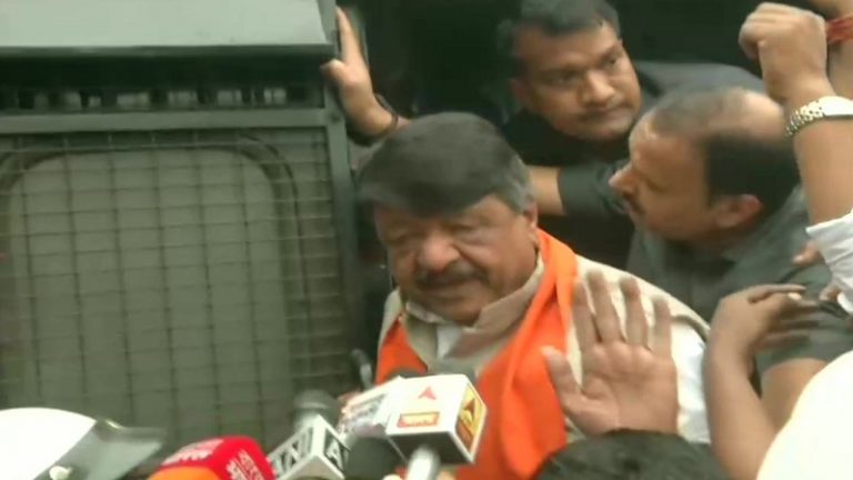 ममता की पुलिस ने कैलाश विजयवर्गीय को लिया हिरासत में, CAA के समर्थन में भाजपा की कोलकाता रैली को रोका