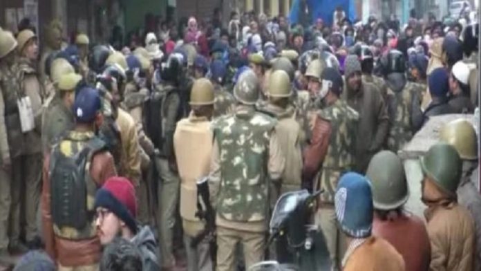 कानपुर में सीएए के खिलाफ प्रदर्शन कर रहे लोगों पर पुलिस का लाठीचार्ज, स्थिति तनावपूर्ण
