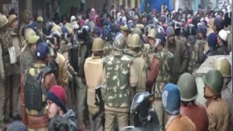 उत्तर प्रदेश पुलिस से भिड़े CAA प्रदर्शनकारी, लाठीचार्ज कर खाली कराया मोहम्मद अली पार्क