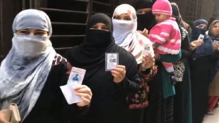 कागज बचाकर रखना, NPR में दिखाने पड़ेंगे: मुस्लिम महिला वोटरों पर BJP की चुटकी
