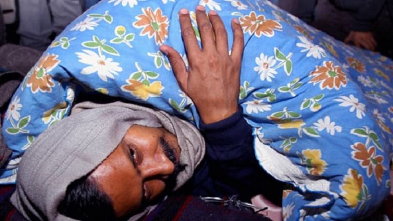 केजरीवाल के सूजे गाल: लोगों ने जोड़ा अमानतुल्लाह कनेक्शन, कहा- अमानती गुंडे ने इसका भी फेसियल कर दिया