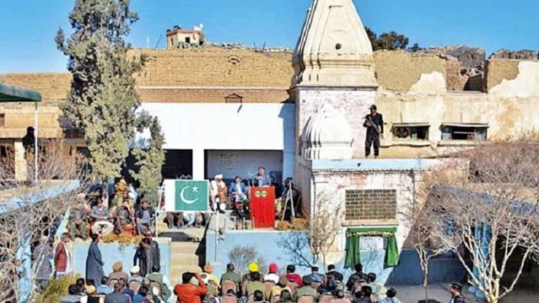 पाकिस्तान में हिंदुओं को 70 साल बाद सौंपा गया 200 साल पुराना मंदिर, उपायुक्त ने माँगी माफी