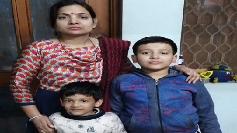 दिल्ली दंगा: … जब जान बचाने के लिए 9 और 5 साल के बच्चों को प्रीति ने छत से नीचे फेंका