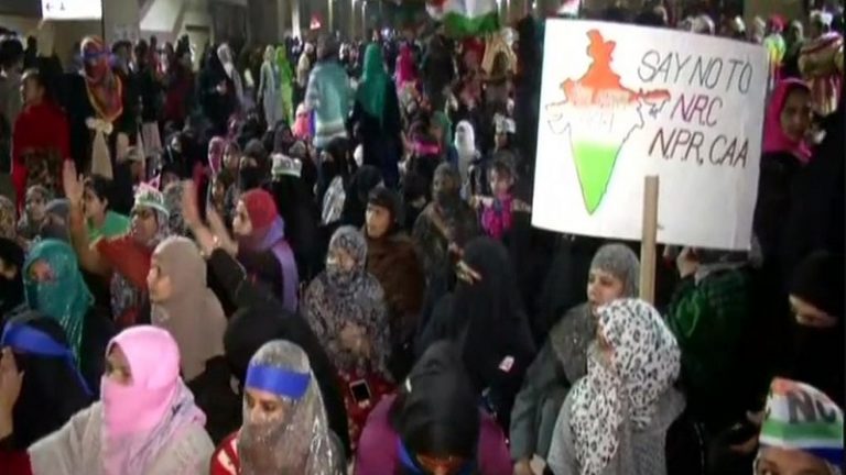 अब दिल्ली का जाफराबाद बना ‘शाहीन बाग’, सड़क पर बैठीं महिलाएँ, मेट्रो स्टेशन बंद