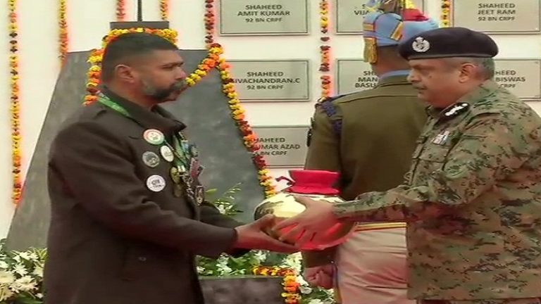 61000 किमी की यात्रा, वीरगति प्राप्त 40 जवानों के परिजनों का बाँटा दर्द, उनके घरों की मिट्टी ले पुलवामा पहुॅंचे जाधव