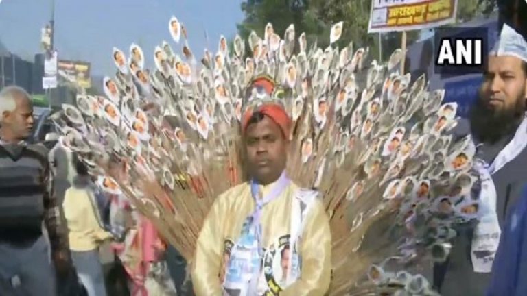 रामलीला मैदान में ‘मोर’ नाचा, किसने देखा: सबने देखा और मजे लिए भरपूर…