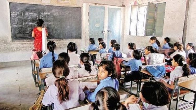 देवी सरस्वती की तस्वीर और ऊँ वाली पुस्तिका बाँटने की सजा, 2 शिक्षकों पर केरल में सरकारी एक्शन