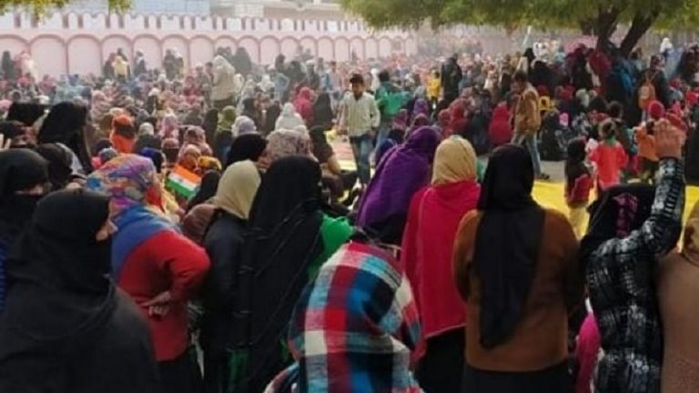 नमाज और कुरान ख्वानी के बाद अलीगढ़ में मुस्लिम महिलाओं ने CAA विरोध में लगाए ‘आजादी’ के नारे