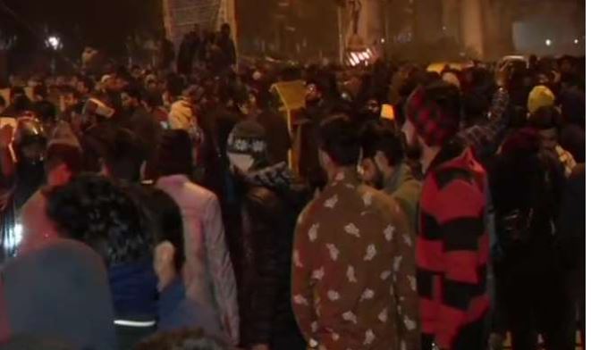 जामिया के पास फिर फायरिंग