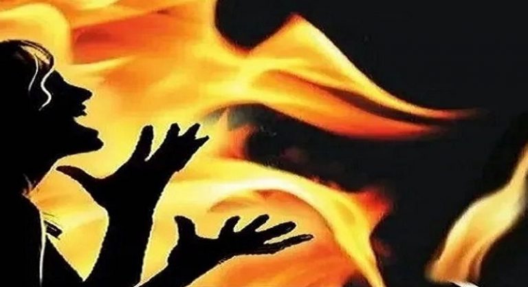 आरिफ ने सीमा को दिया तीन तलाक, फिर मिट्टी तेल छिड़क लगा दी आग