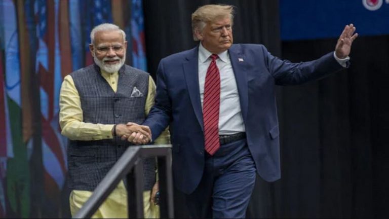 अहमदाबाद पहुँचे ट्रंप, 36 घंटे इंडिया में रहेंगे: मोदी ने गले लगाकर किया स्वागत