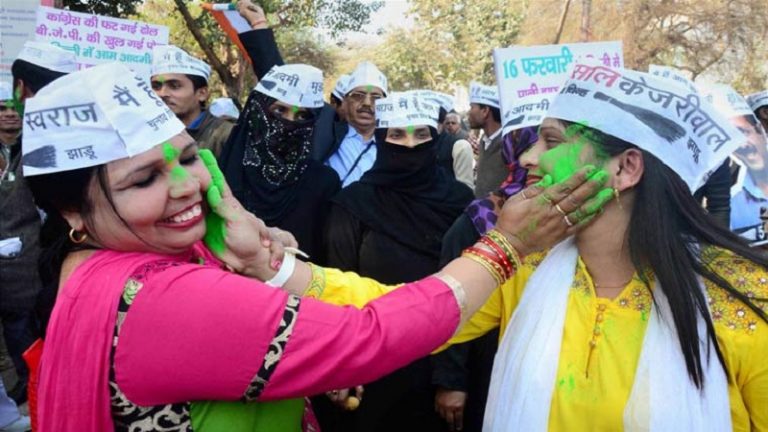 दिल्ली की लेडीज: फ्री में चलो, लेकिन तुम न मन से वोट करने लायक हो न सरकार चलाने के काबिल
