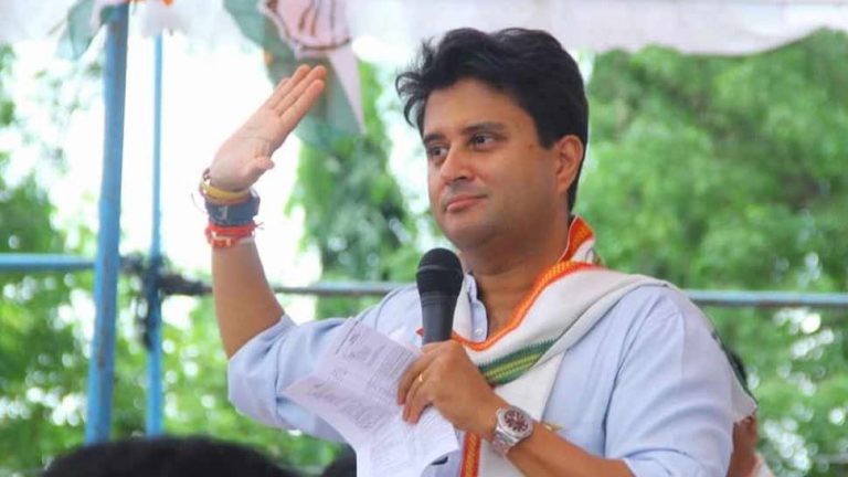 सिंधिया ने कॉन्ग्रेस को कहा टाटा-बाय-बाय, 14 MLA ने भी दिया इस्तीफा: कमलनाथ सरकार का गिरना तय!