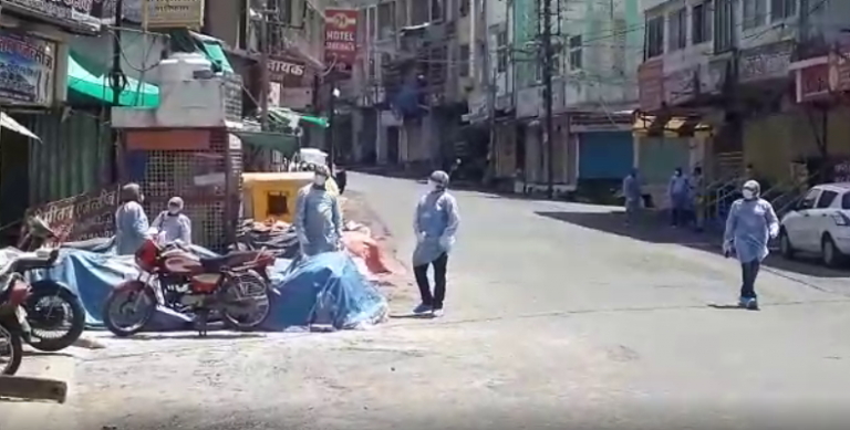 संवेदनशील इलाके में जाँच करने गए डॉक्टर्स पर थूकने के साथ गाली-गलौच, लोगों ने कहा- ‘अब थूक जिहाद शुरू’