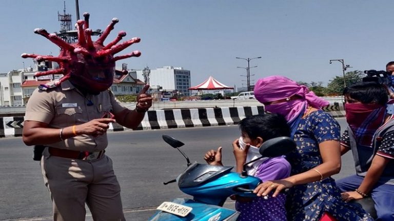 ‘कोरोना हेलमेट’ पहन सड़क पर उतरी पुलिस, लॉकडाउन में बाहर निकले लोगों को समझाने का अनोखा तरीका