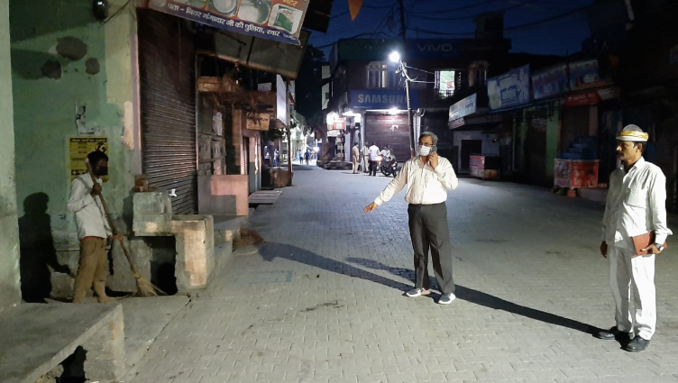 ‘4 समोसा भिजवा दो’ – लॉकडाउन में UP पुलिस से मँगवाए समोसे, खा तो लिया लेकिन करवाया गया नाली साफ