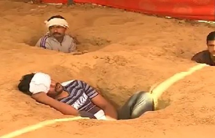 राजस्थान: खुद को आधा दफन कर किसानों ने शुरू किया जमीन समाधि सत्याग्रह, 35 पुरुष और 16 महिलाएँ शामिल