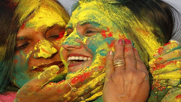 Holi: कहीं लड्डू मार तो कहीं होली पर लड़की भागकर करती है शादी, लोग अंगारों पर चलकर मनाते हैं रंगोत्सव