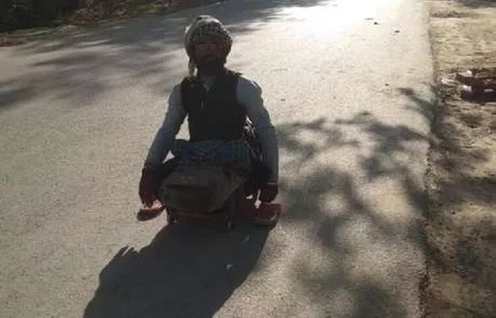 लखनऊ से निकला, गलत बस में बैठा, नहीं मिली जब कोई मदद तो ‘हाथ गाड़ी’ के सहारे ही पहुँच गया जौनपुर