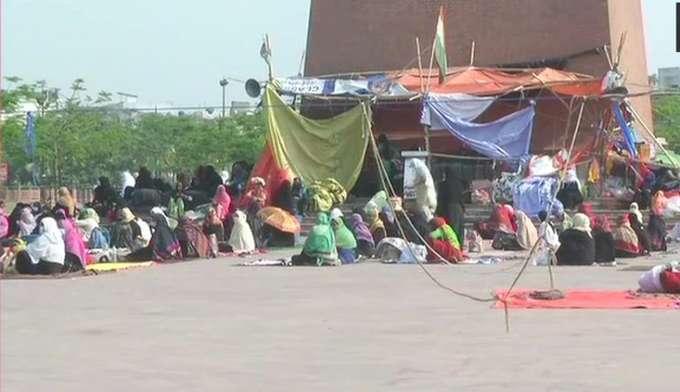 CAA विरोधियों ने जनता कर्फ्यू का मखौल उड़ाया: लखनऊ और दिल्ली में प्रदर्शन जारी