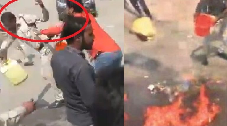 PM मोदी के पुतले में लगाई आग, बुझाने आए पुलिस वालों को कॉन्ग्रेसियों ने लात-घूँसों से पीटा: विडियो वायरल