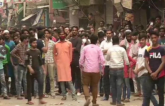 शाहीन बाग में फिर इकट्ठा हुई ‘जाहिलों’ की भीड़, लोगों ने कहा- ‘तंबू उखाड़ना काफी नहीं, इन्हें बंबू भी चाहिए’