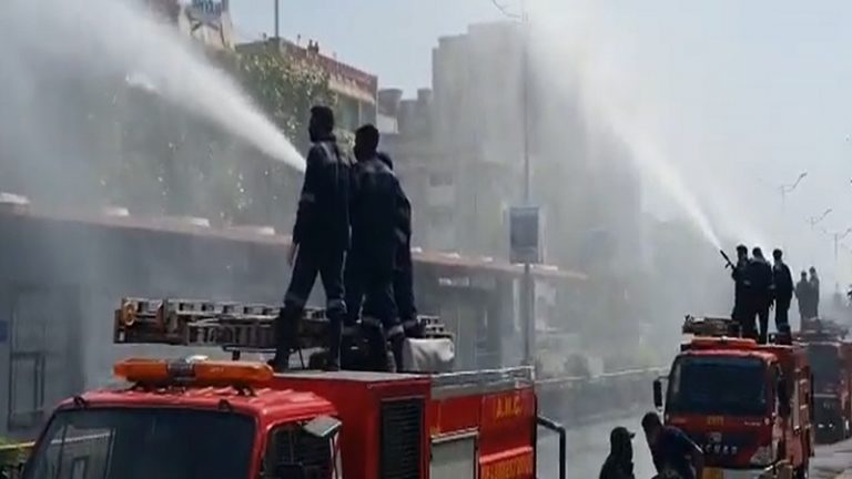गुजरात में कोरोना से एक व्यक्ति की मौत: गली-गली सैनिटाइजर स्प्रे करवाने में जुटी सरकार, गाँधीनगर में लॉकडाउन