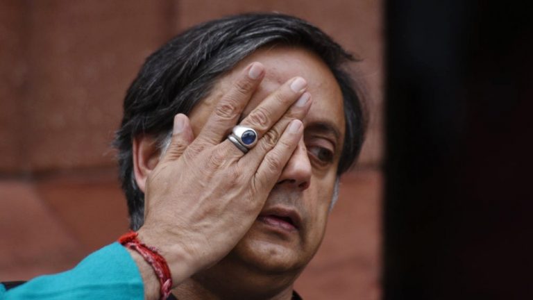 फेसबुक विवाद: IT मामलों की समिति के अध्यक्ष पद से थरूर को हटाने की माँग, BJP के दो सांसदों ने स्पीकर को लिखा पत्र