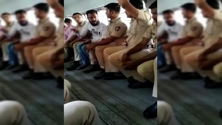 वैन में बैठ कर पुलिस को गरिया रहा था शौकत, फिर जवान पर थूक दिया: रगड़ के हुई पिटाई
