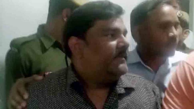 दिल्ली हिन्दू विरोधी दंगा: वकीलों की फ़ौज के साथ चेहरा ढक कर कोर्ट पहुँचा ताहिर हुसैन, 4 दिन की पुलिस कस्टडी में भेजा गया