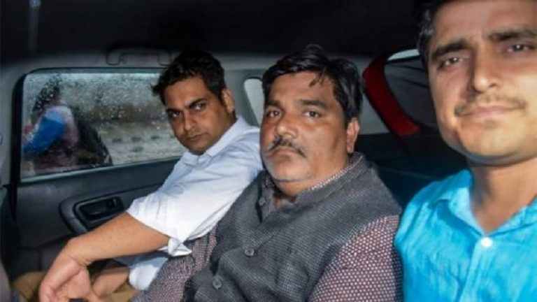 गंगाजल स्टाइल में दबोचा गया ताहिर हुसैन, चकमा देने के लिए बुर्का की जगह पहन रखा था…