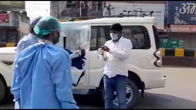 सड़क पर कोरोना संक्रमण के लिए चेकिंग: UP पुलिस लोगों को दे रही ग्लव्स व मास्क, गाड़ियों को कर रही सैनिटाइज