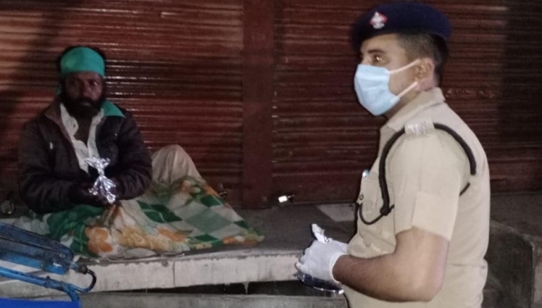 उद्दंडों को मुर्गा भी बना रही है, बेसहारा लोगों को भोजन, बुजुर्गों को दवा तक भी उपलब्ध करा रही है पुलिस