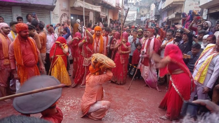 बरसाने की लट्ठ मार होली देखने पहुँचे देश-विदेश से लाखों लोग, नंदगाँव के हुरियारों पर   सखियों ने बरसाईं प्रेम की लाठियाँ