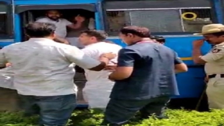 बागी विधायकों को बेंगलुरु मनाने पहुँचे कमलनाथ के मंत्रियों ने पुलिस से की धक्का मुक्की, हुई तीखी झड़प
