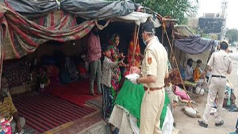 ‘पुलिस वाले भैया’ को धन्यवाद: बेसहारों का सहारा बनी पुलिस,  भूखों में बाँटें भोजन के पैकेट्स