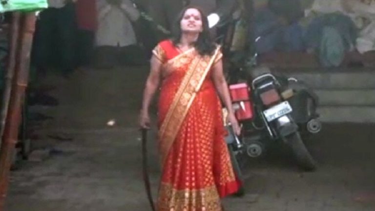 लॉकडाउन में झाड़-फूँक कर रही थी स्वयंभू देवी, पुलिस पहुॅंची तो तलवार निकाल कर खड़ी हो गई