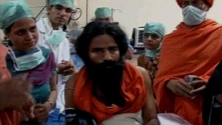 कोरोना से बचने के लिए अत्यधिक गोमूत्र पीकर बीमार हुए बाबा रामदेव? कट्टरपंथियों के दावे का फैक्ट-चेक