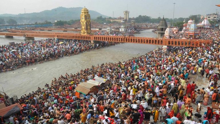 हरिद्वार में गंगा स्नान कर बोले पाक हिंदू श्रद्धालु: हम वापस नहीं जाएँगे, उस देश में होता है क्रूर उत्पीड़न, बेटियों का धर्मांतरण