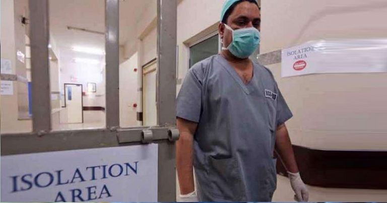 मक्का से लौटे 37 लोगों ने मुंबई एयरपोर्ट पर लगा क्वारेंटाइन स्टांप मिटाया: मॉं-बेटे के संक्रमित होने के बाद खुलासा