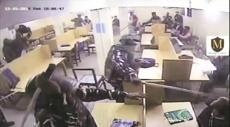 पेट्रोल बम लेकर घूम रहे दंगाइयों से निर्दोष छात्रों को बचाने के लिए जामिया लाइब्रेरी में घुसना पड़ा: दिल्ली पुलिस