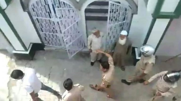 लॉकडाउन के बाद भी मैनपुरी की मस्जिद में जुटे नमाजी, मौके पर पहुँची पुलिस से भिड़े